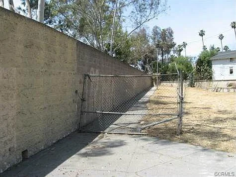 2051 S La Salle Ave-3