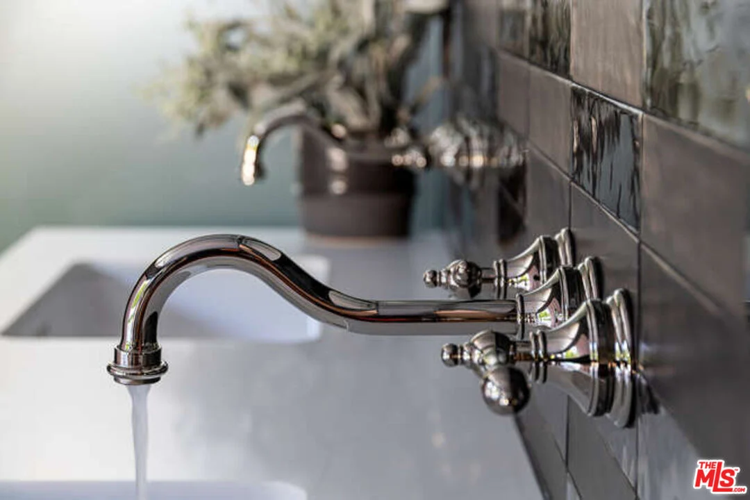 8400 Mulholland Dr06