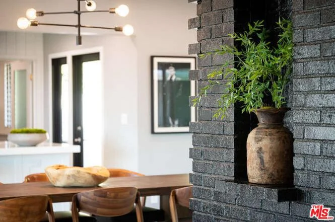 8400 Mulholland Dr10