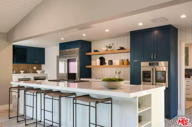 8400 Mulholland Dr11