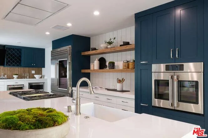 8400 Mulholland Dr12