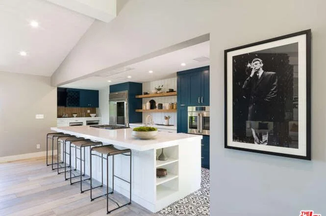 8400 Mulholland Dr15