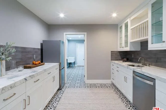 8400 Mulholland Dr16