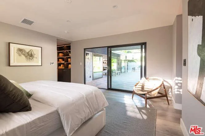 8400 Mulholland Dr17