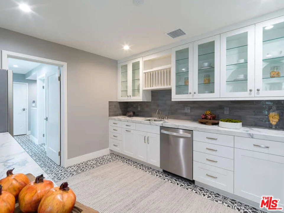 8400 Mulholland Dr18