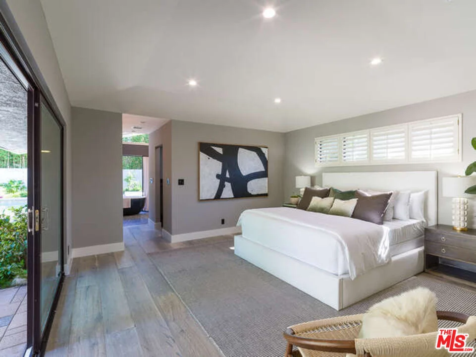 8400 Mulholland Dr19