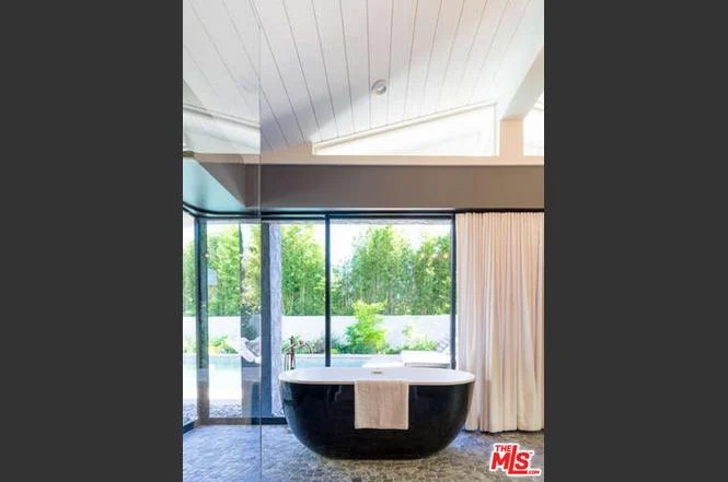 8400 Mulholland Dr20