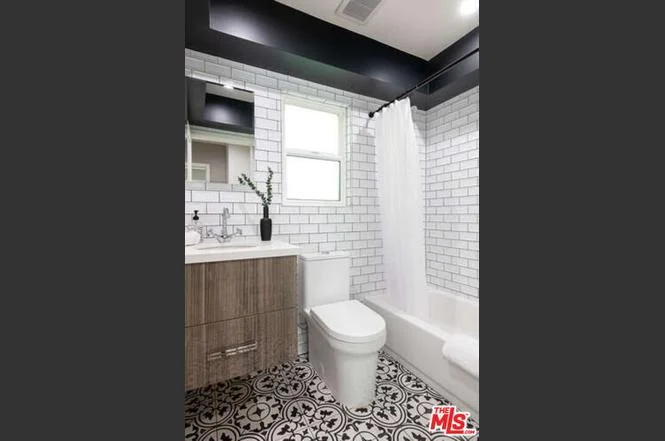 8400 Mulholland Dr22