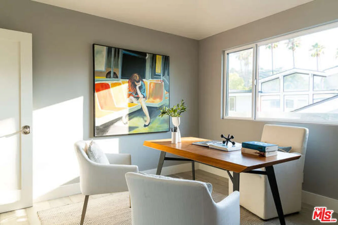 8400 Mulholland Dr24