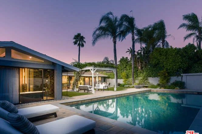 8400 Mulholland Dr27