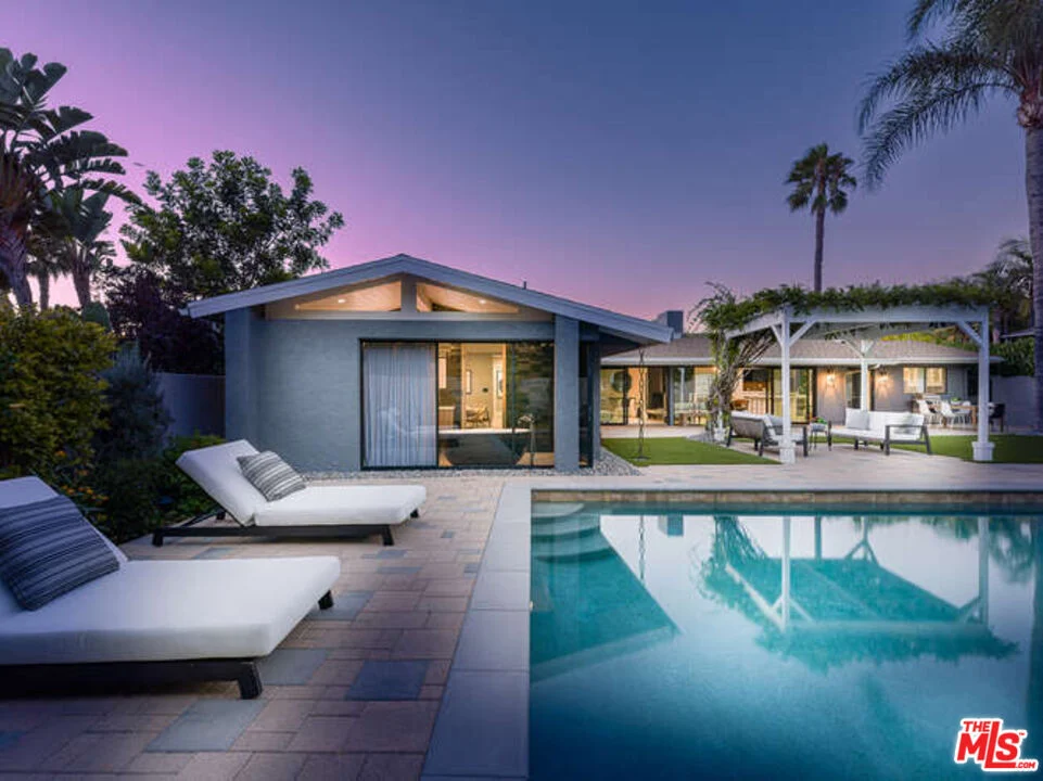 8400 Mulholland Dr30