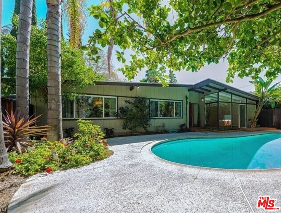 8090 Mulholland Dr01