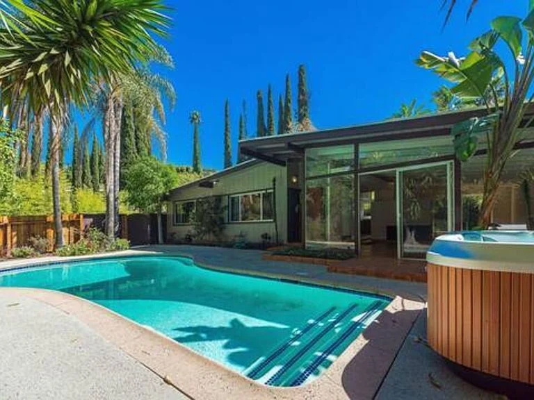8090 Mulholland Dr02