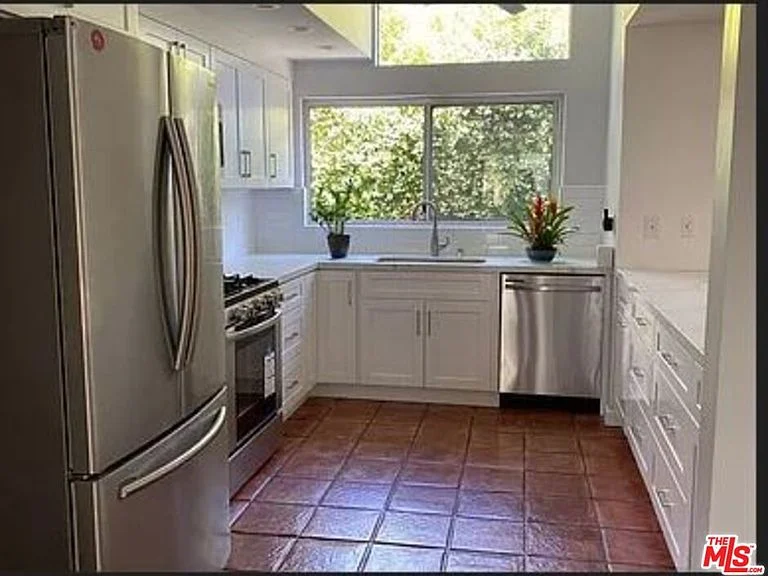 8090 Mulholland Dr04