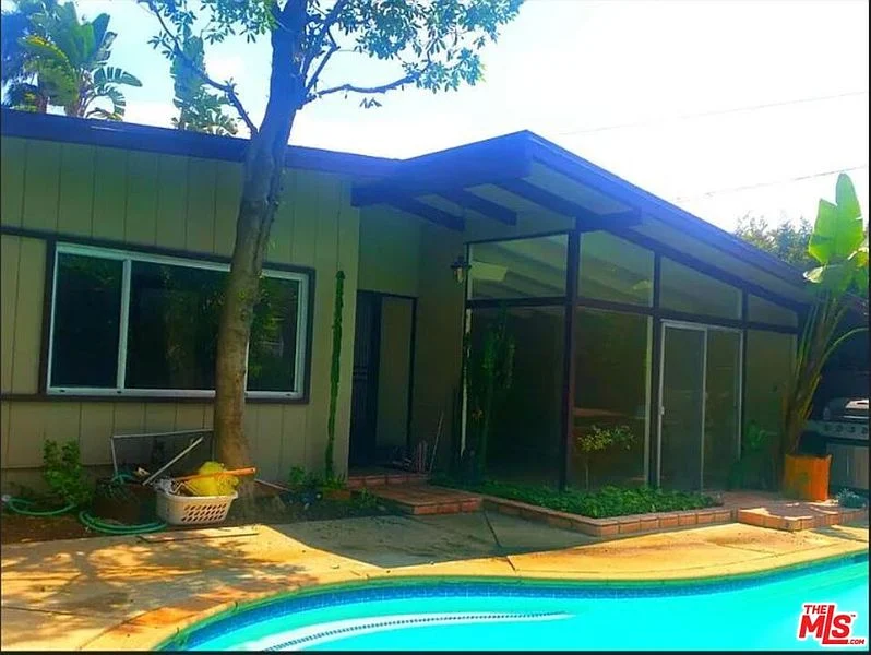 8090 Mulholland Dr15