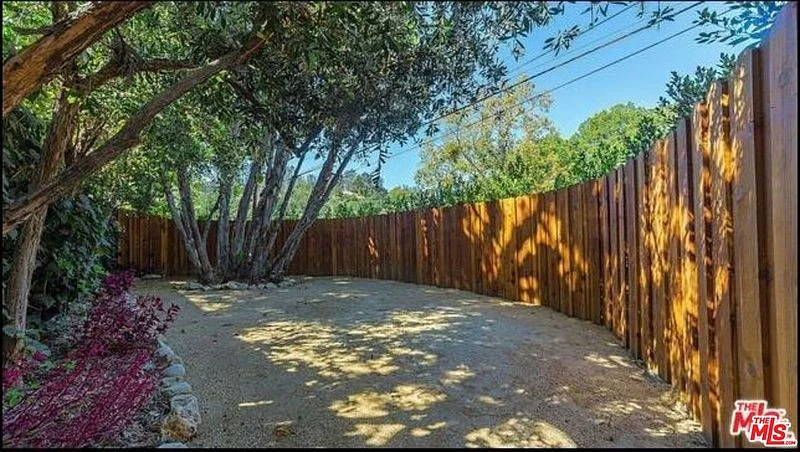 8090 Mulholland Dr16
