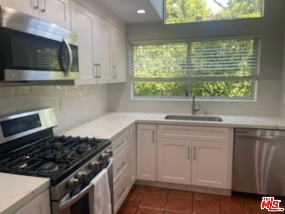 8090 Mulholland Dr22