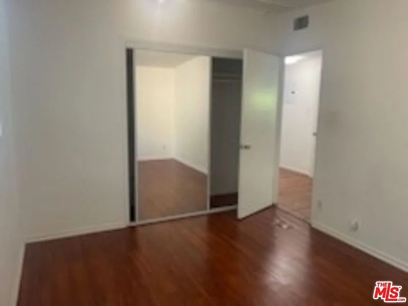 8090 Mulholland Dr33