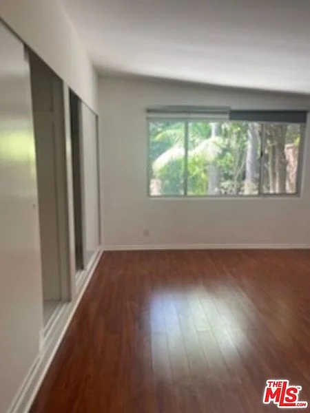 8090 Mulholland Dr35