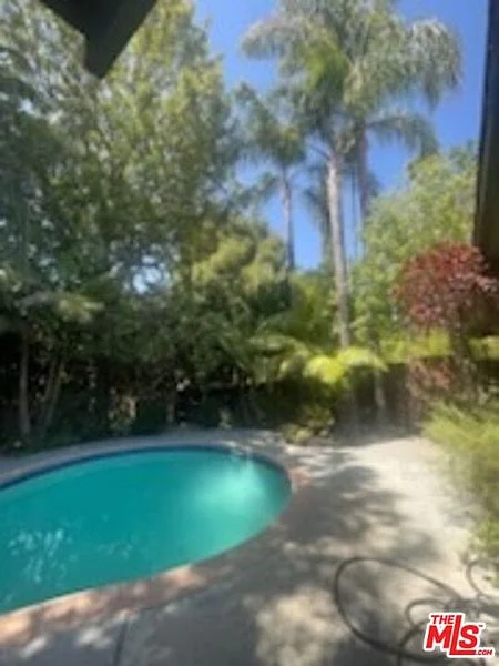 8090 Mulholland Dr38