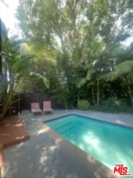 8090 Mulholland Dr39