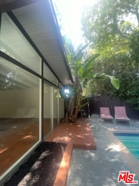 8090 Mulholland Dr40