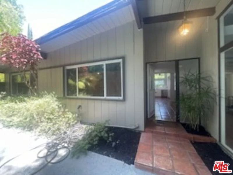 8090 Mulholland Dr41