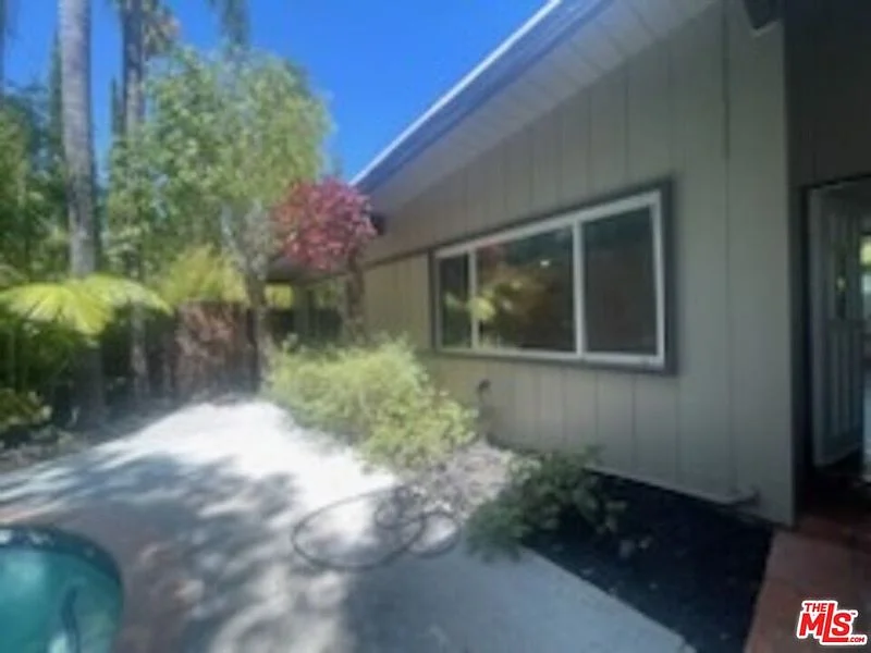 8090 Mulholland Dr42