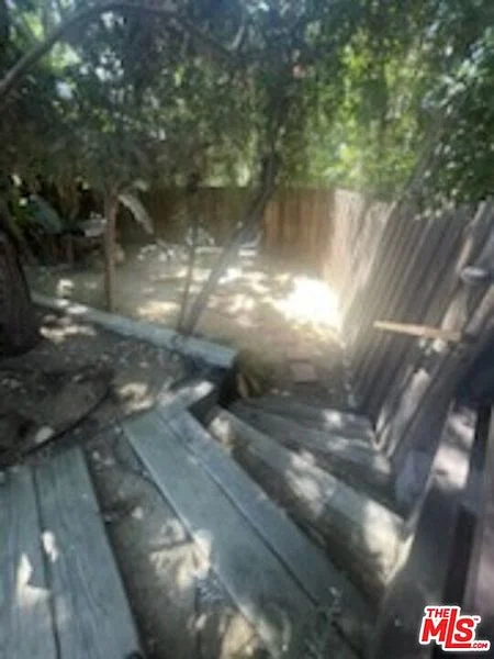 8090 Mulholland Dr43