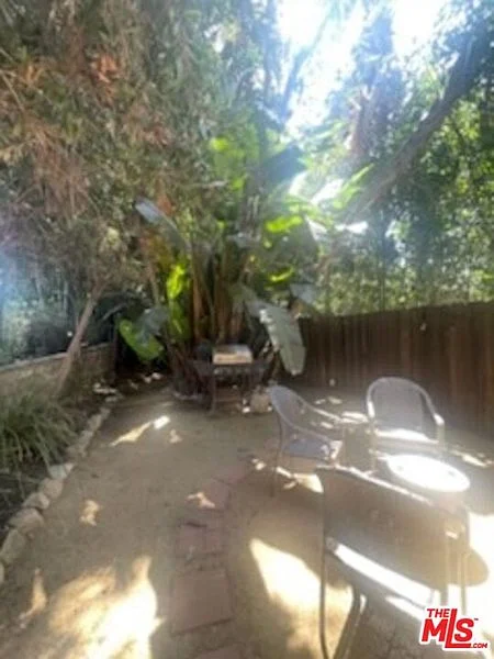 8090 Mulholland Dr44