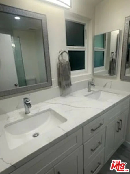 8090 Mulholland Dr52